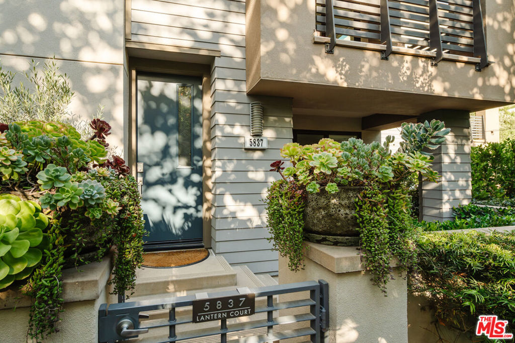 5837 N Lantern Court Property Photo 3