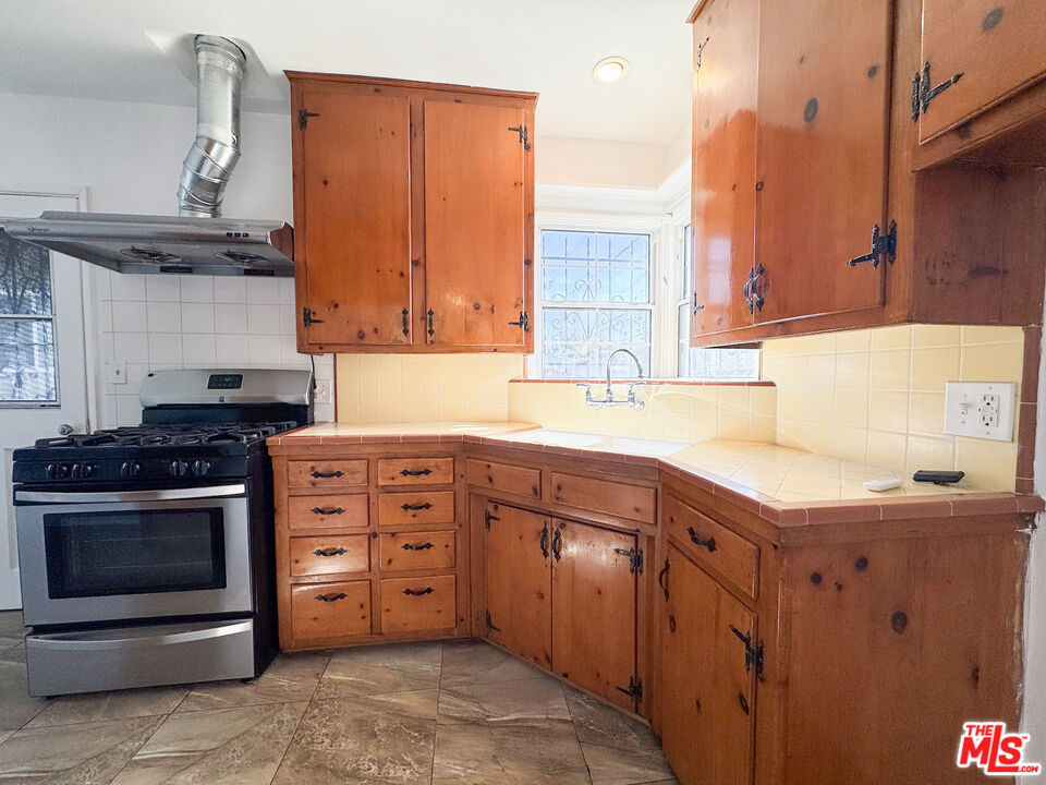 6033 Hillandale Drive Property Photo 7