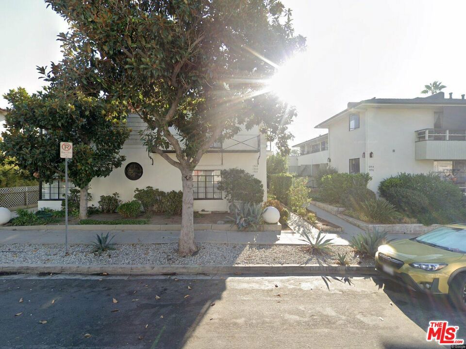 1962 N Kenmore Avenue Property Photo 8