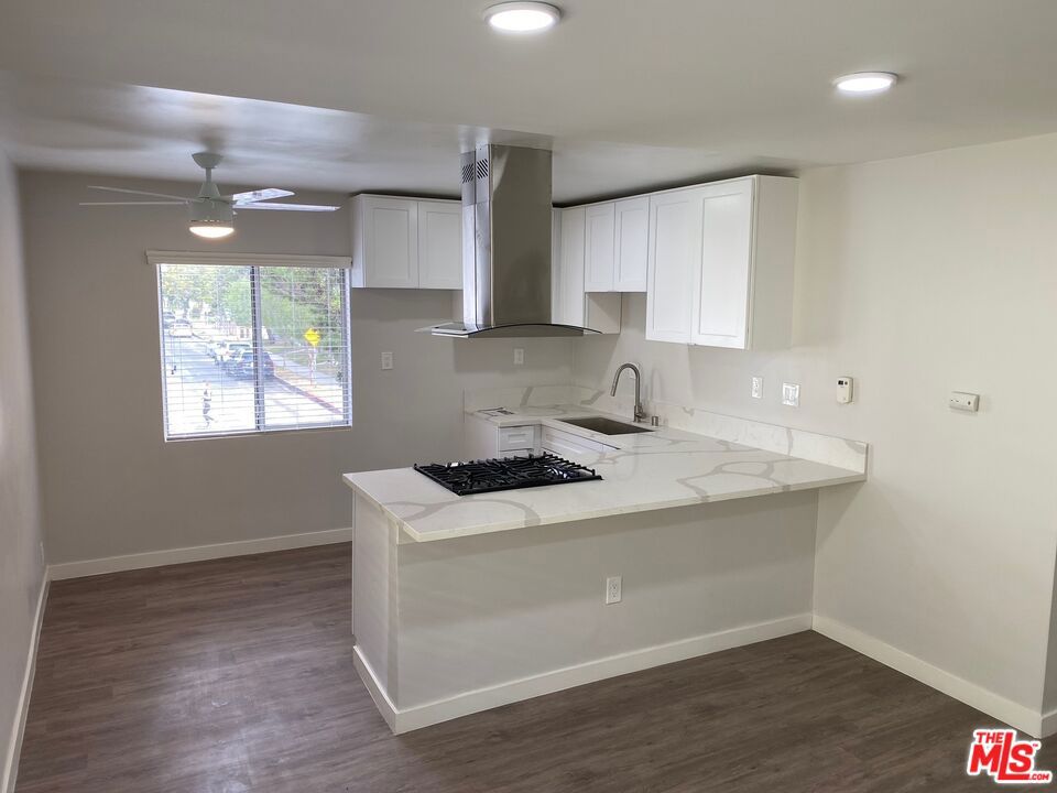 2424 Ocean Park Boulevard Property Photo 7