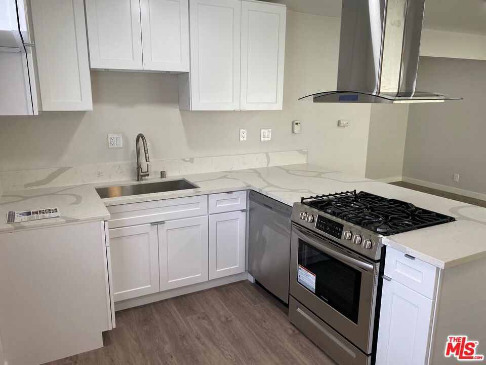 2424 Ocean Park Boulevard Property Photo 8