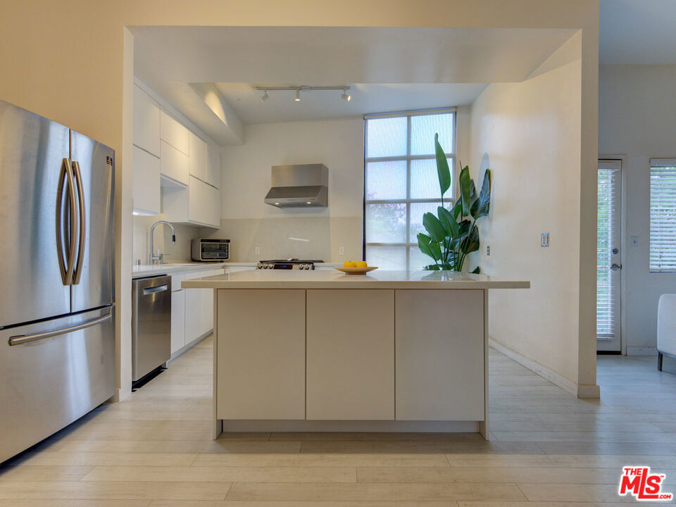 1670 Malcolm Avenue 202 Property Photo 8