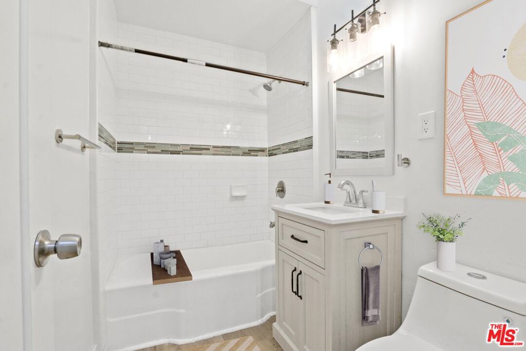6068 Atlantic Avenue Property Photo 4