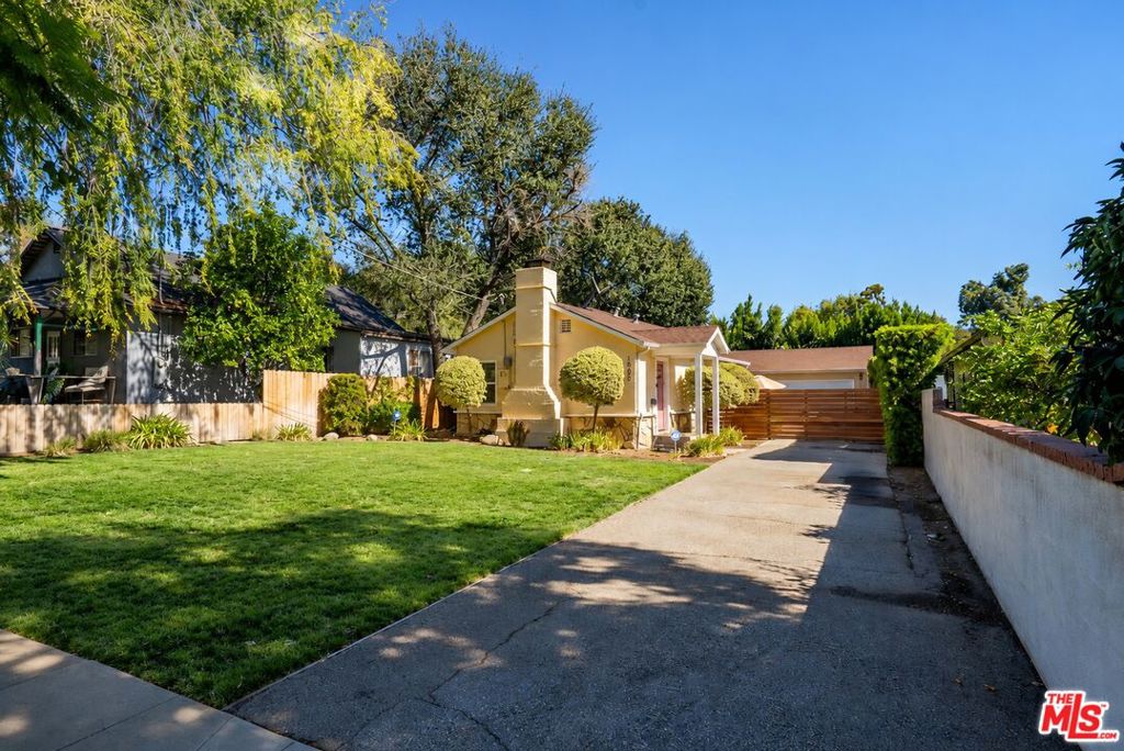 1900 Mentone Avenue Property Photo 4