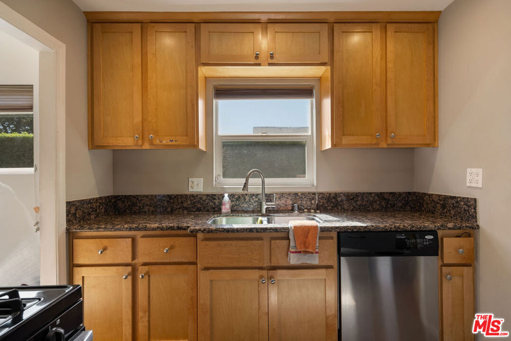 1900 Mentone Avenue Property Photo 15