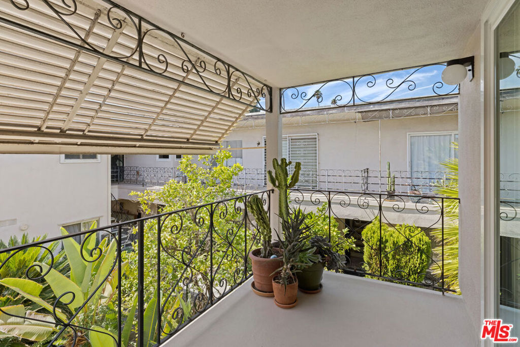 1600 N Hobart Boulevard 15 Property Photo 7