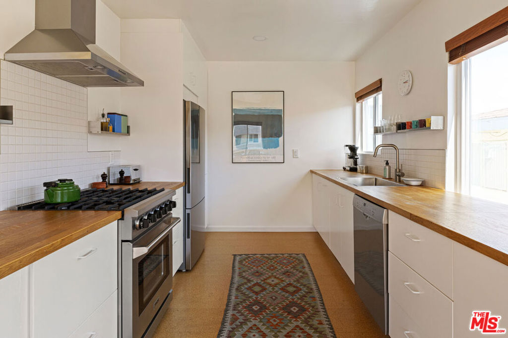1600 N Hobart Boulevard 15 Property Photo 10
