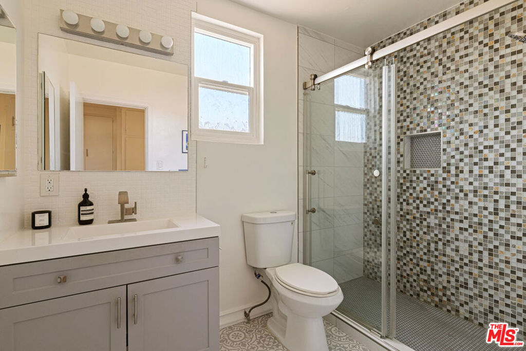 1600 N Hobart Boulevard 15 Property Photo 17
