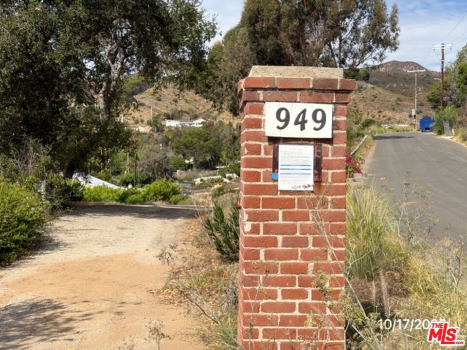 949 Las Lomas Avenue Property Photo 1
