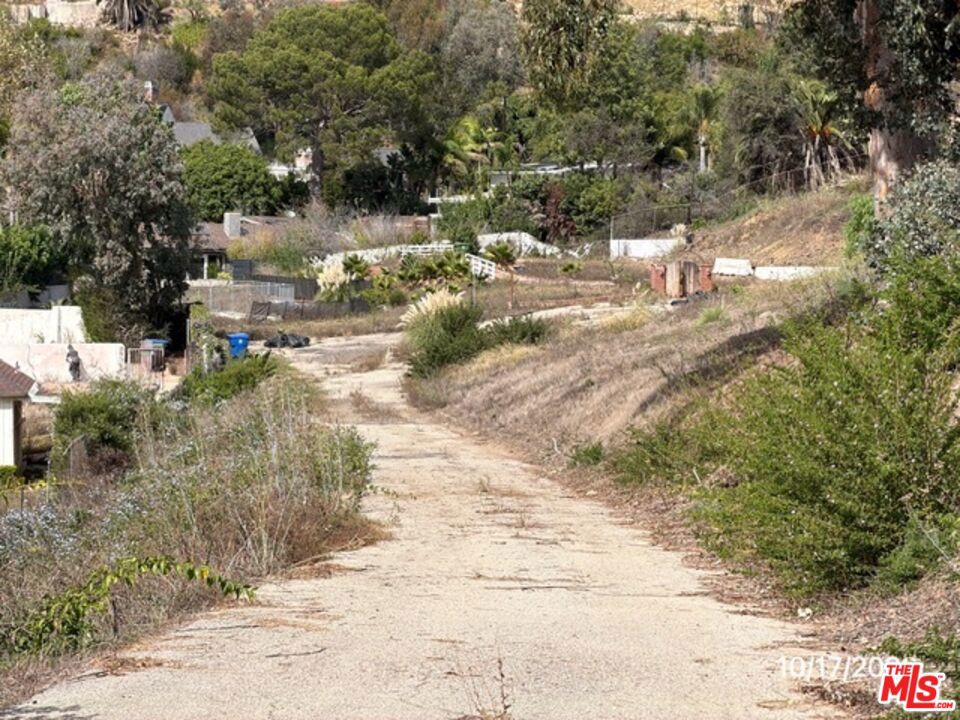 949 Las Lomas Avenue Property Photo 2