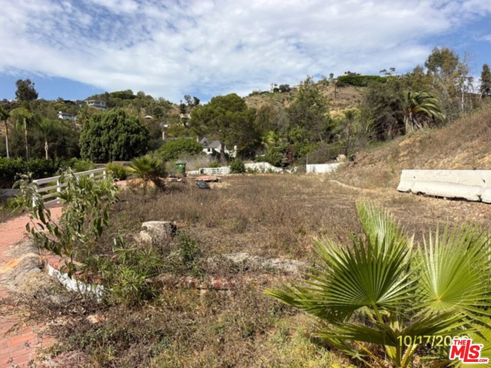 949 Las Lomas Avenue Property Photo 4