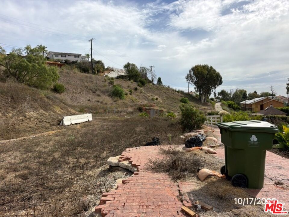 949 Las Lomas Avenue Property Photo 6