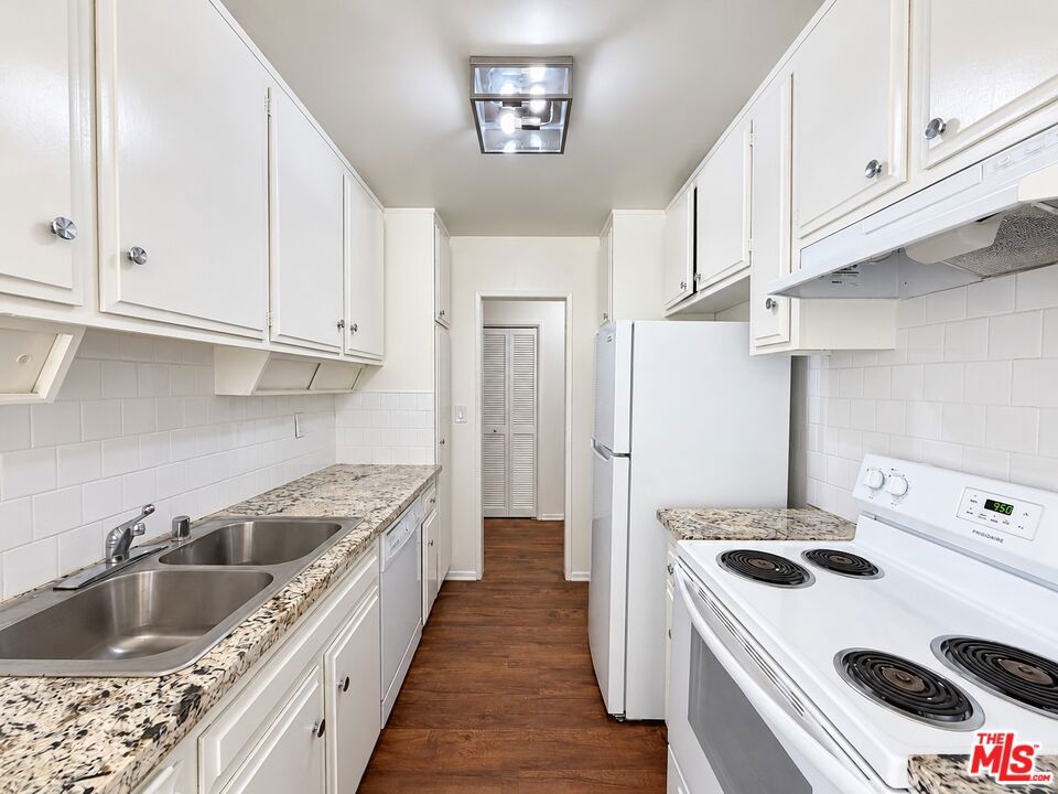 1420 S Oakhurst Drive 210 Property Photo 1