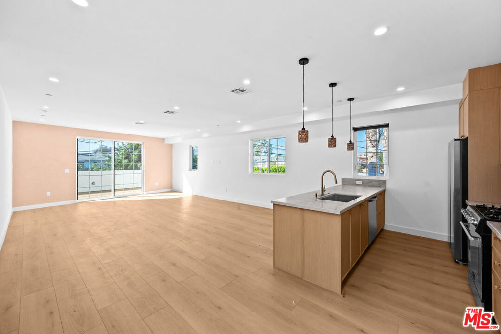 1009 S Citrus Property Photo 1