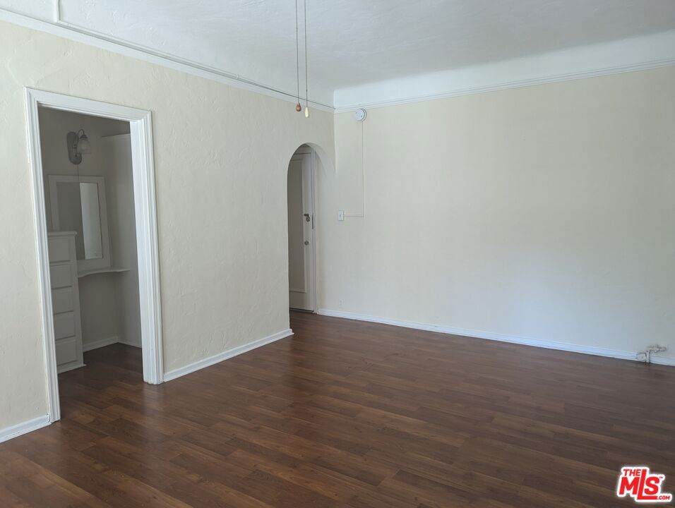 603 S Cochran Avenue 400 Property Photo 2