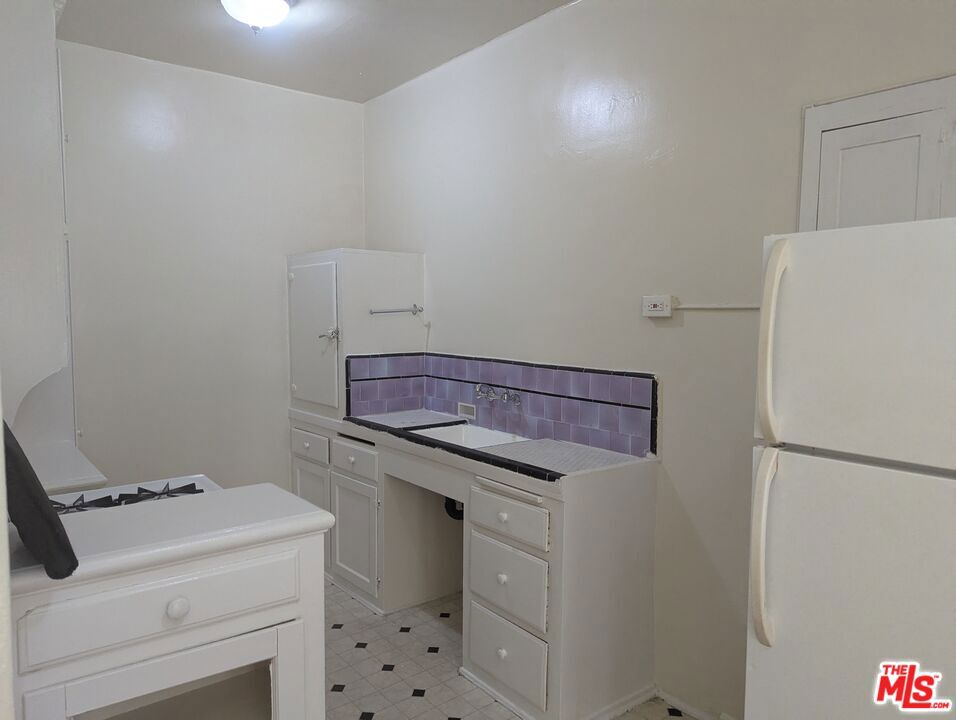 603 S Cochran Avenue 400 Property Photo 4