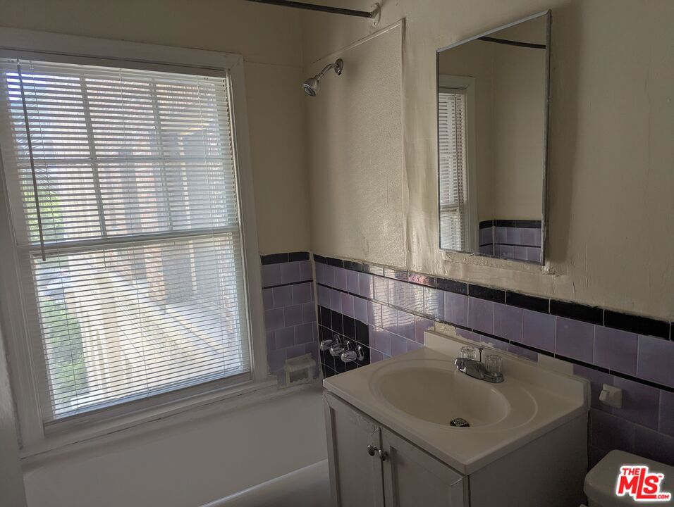 603 S Cochran Avenue 400 Property Photo 5