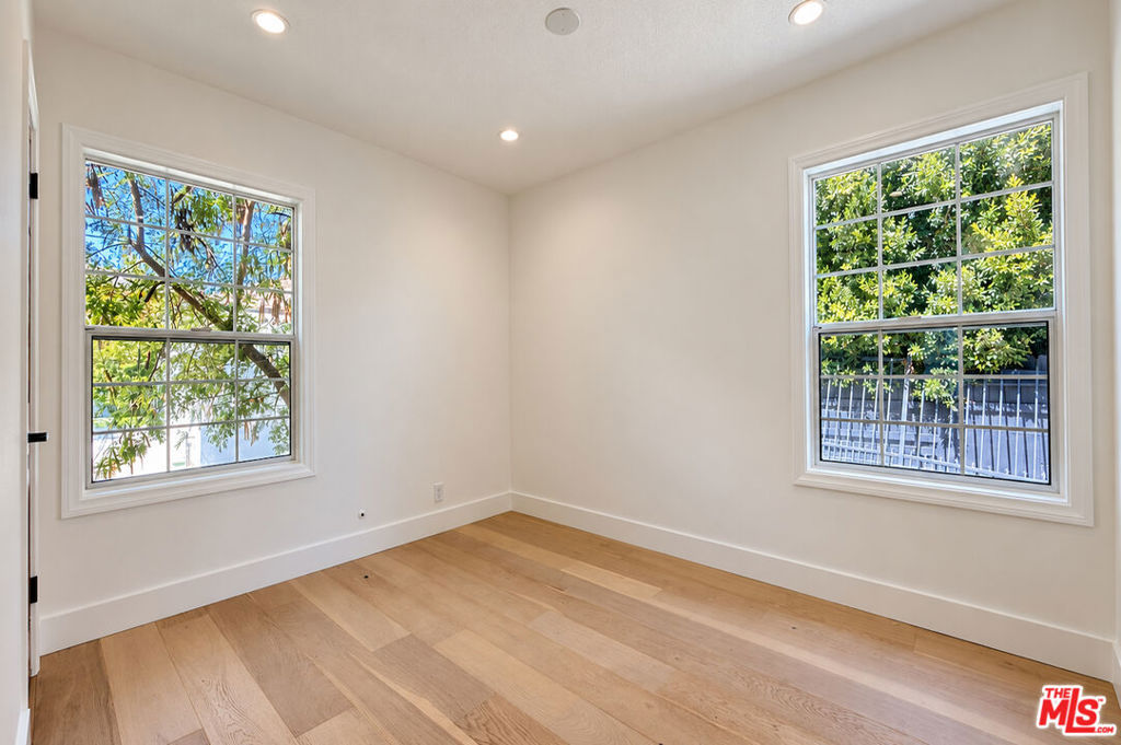 5143 1/2 Newcastle Avenue Property Photo 18