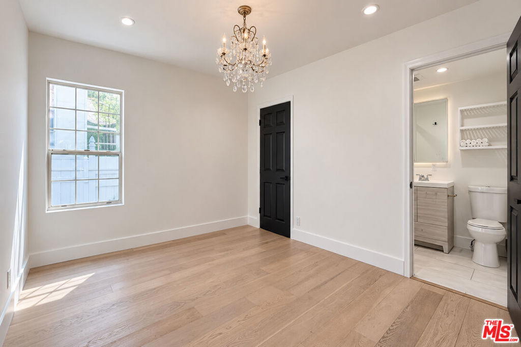 5143 1/2 Newcastle Avenue Property Photo 19