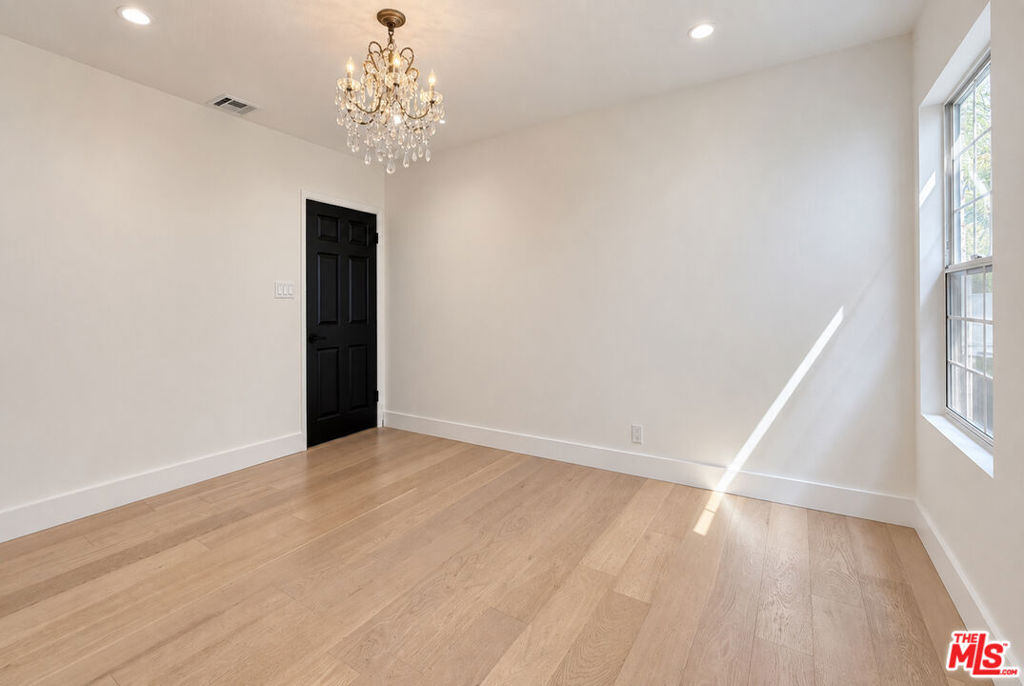 5143 1/2 Newcastle Avenue Property Photo 20