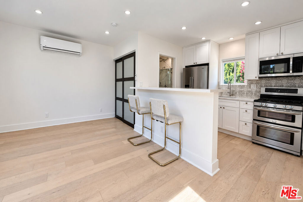 5143 1/2 Newcastle Avenue Property Photo 25
