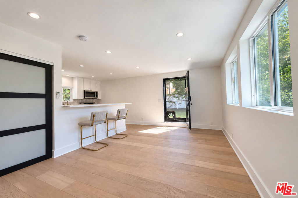5143 1/2 Newcastle Avenue Property Photo 26
