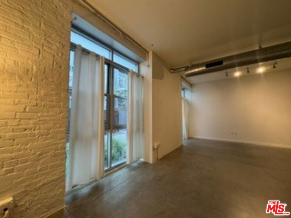 527 Molino Street 122 Property Photo 2