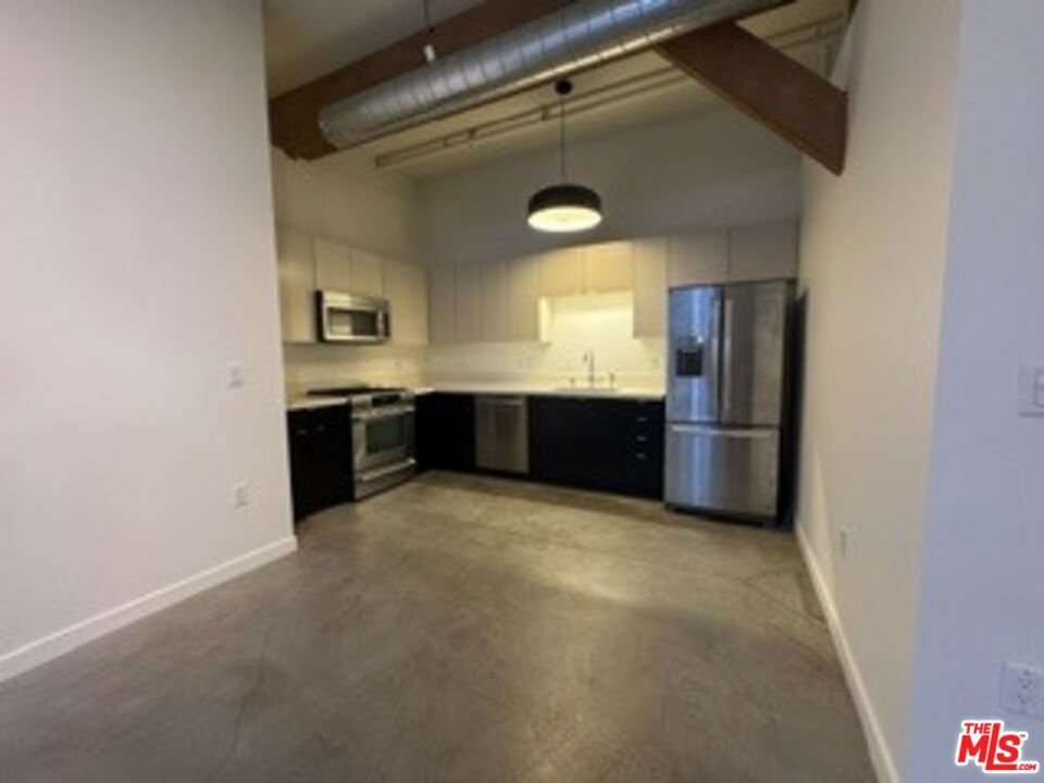 527 Molino Street 122 Property Photo 5