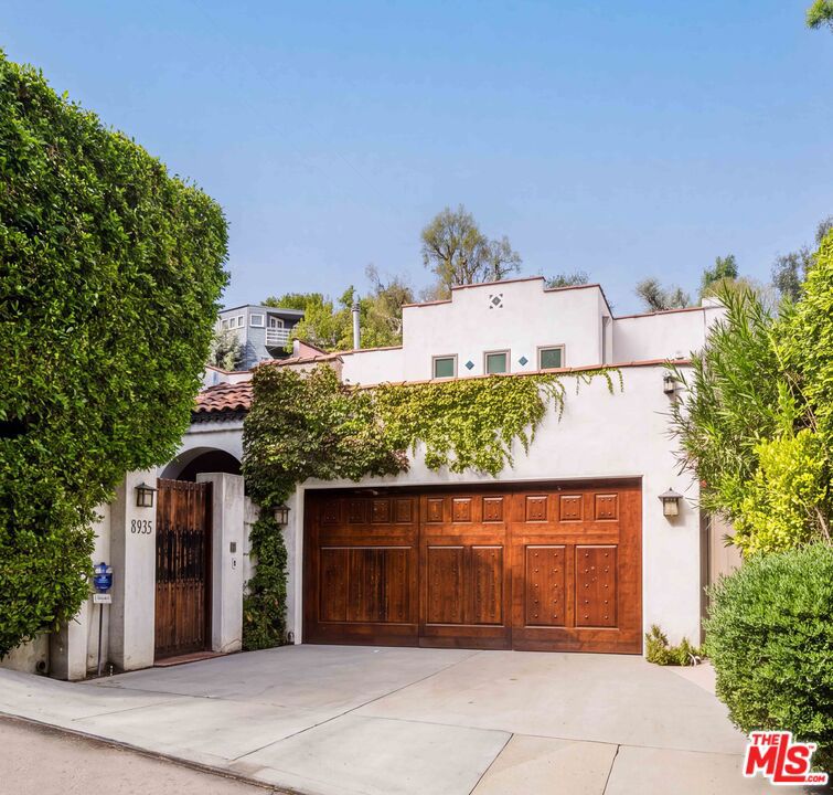 8935 Hollywood Hills Road Property Photo 1