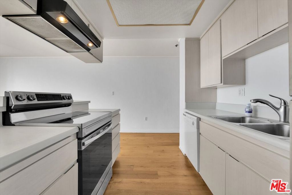615 Esplanade 512 Property Photo 6