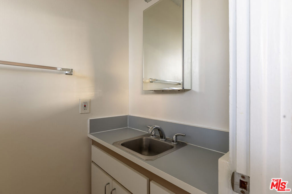 11133 Rose Avenue 17 Property Photo 18