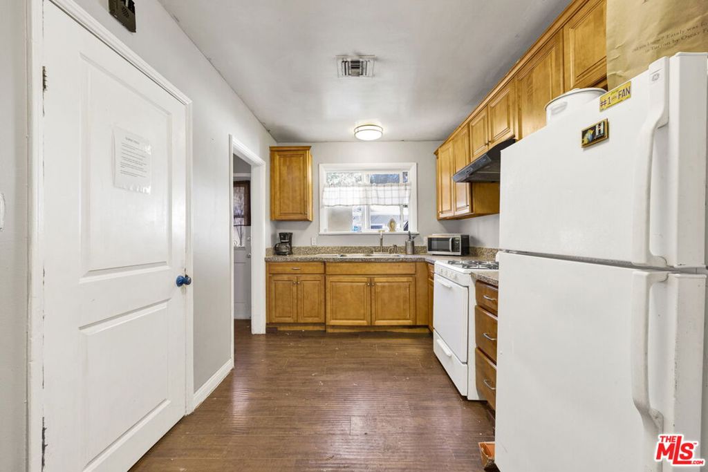 14541 Hart Street Property Photo 9