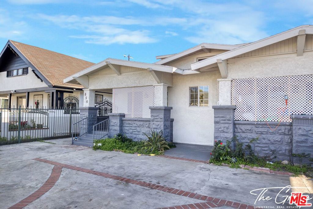 856 W 47th Street Property Photo 4