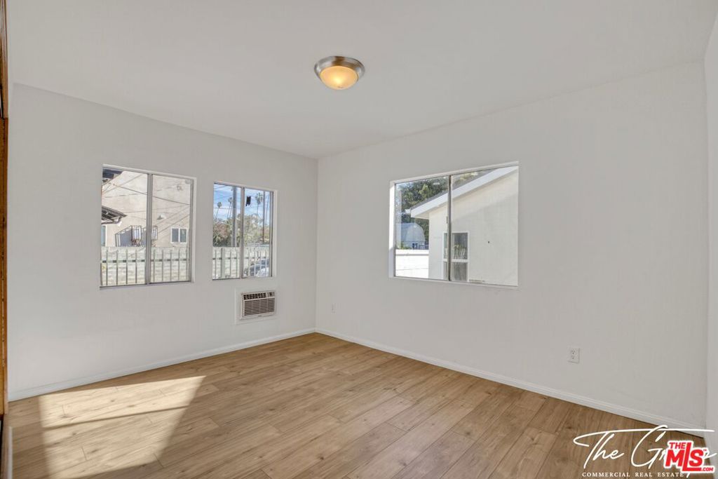 856 W 47th Street Property Photo 14