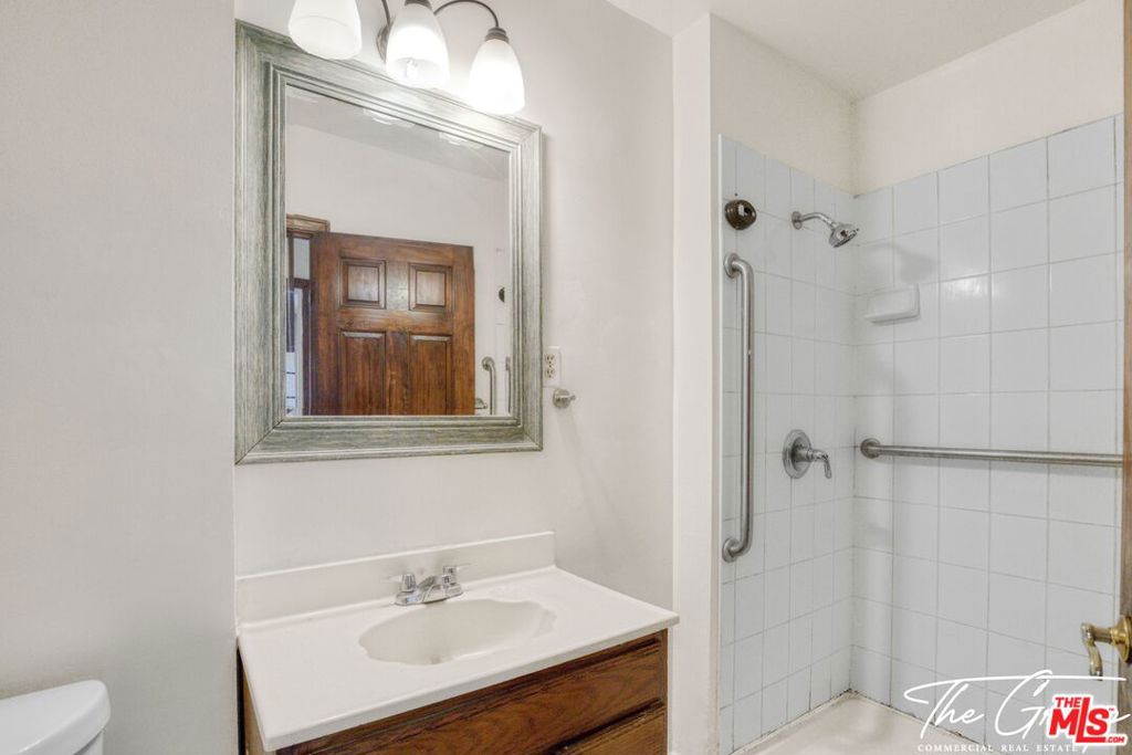 856 W 47th Street Property Photo 15