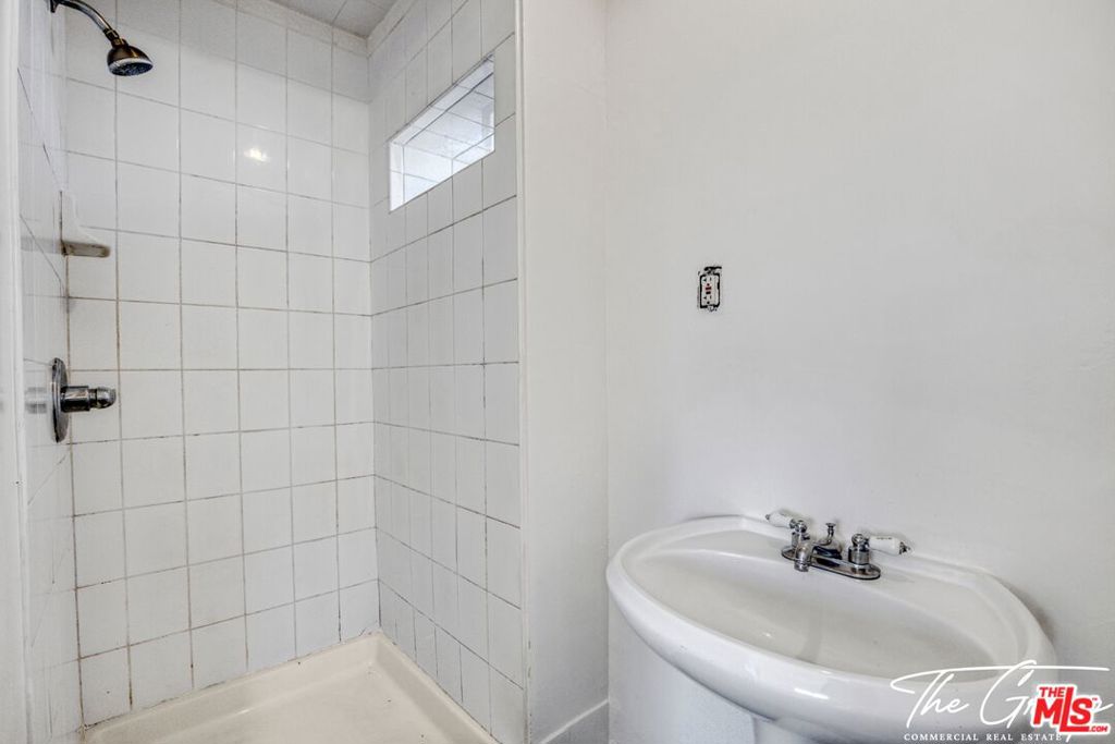 856 W 47th Street Property Photo 19