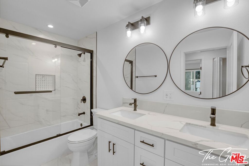 856 W 47th Street Property Photo 26