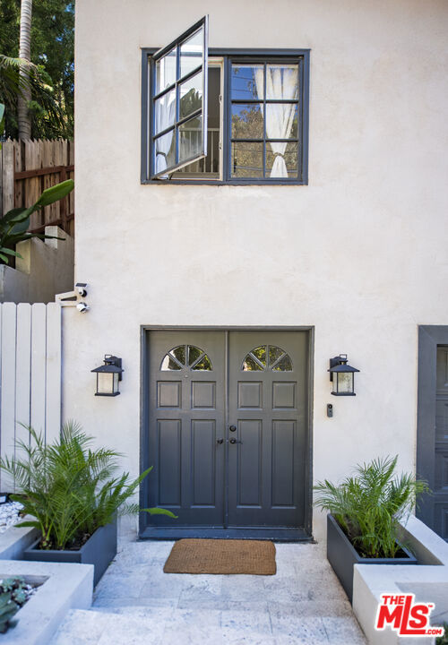 8032 Willow Glen Road Property Photo 2