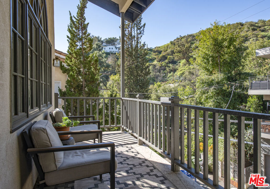 8032 Willow Glen Road Property Photo 3