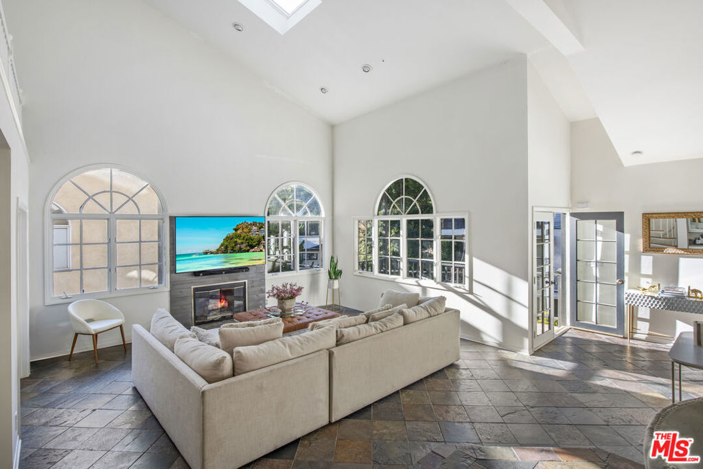 8032 Willow Glen Road Property Photo 4