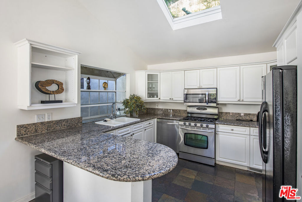 8032 Willow Glen Road Property Photo 8