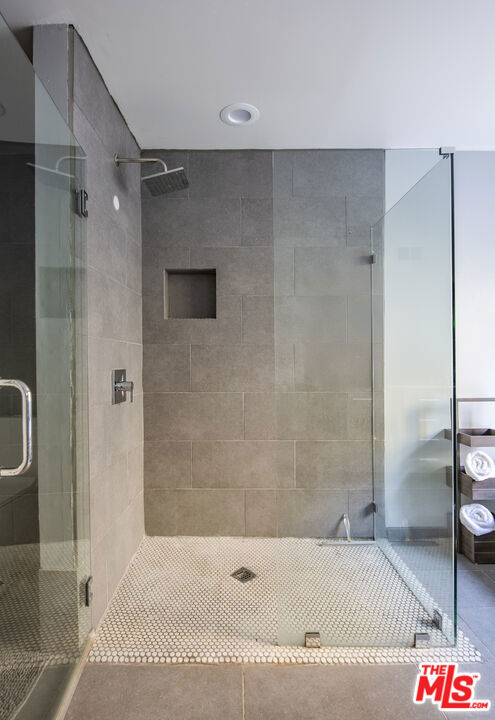 8032 Willow Glen Road Property Photo 13