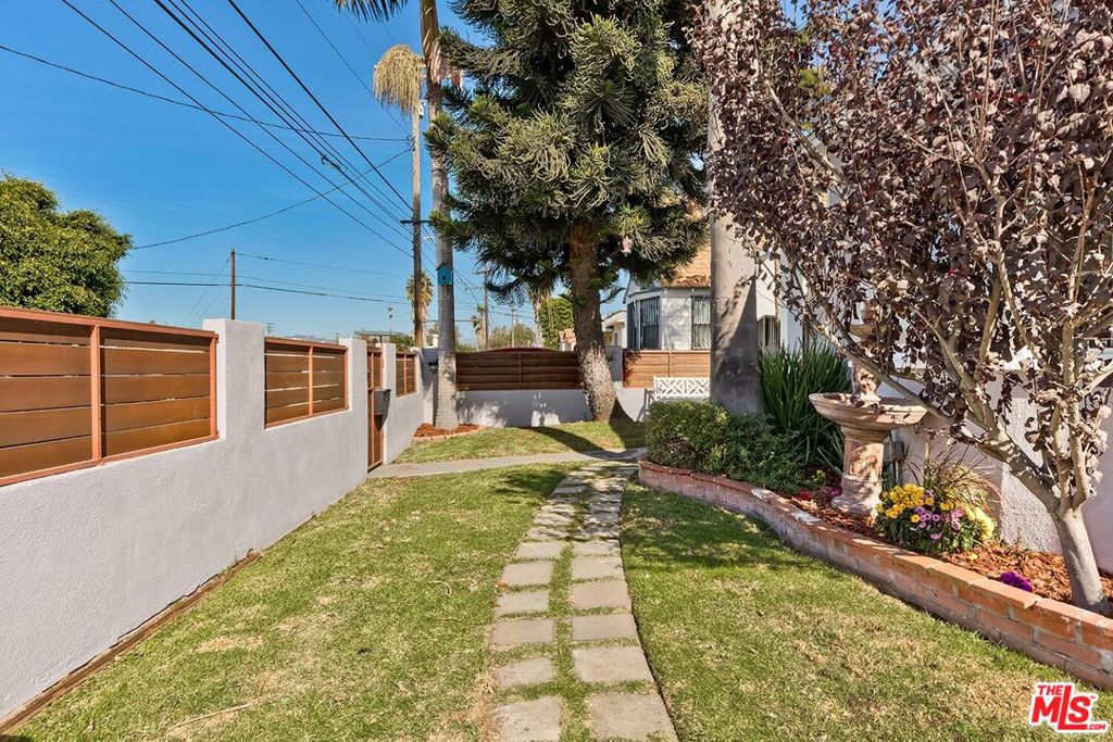 2218 S Genesee Avenue Property Photo 4