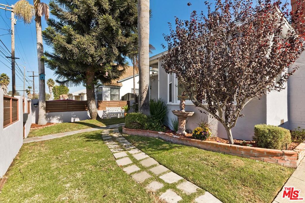 2218 S Genesee Avenue Property Photo 5