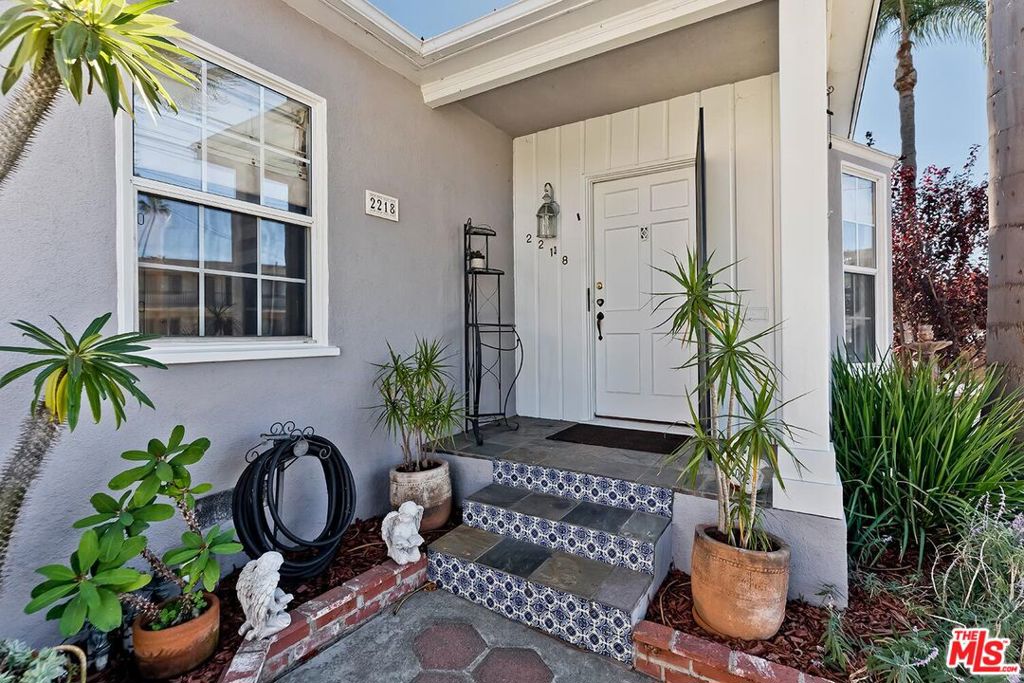 2218 S Genesee Avenue Property Photo 6