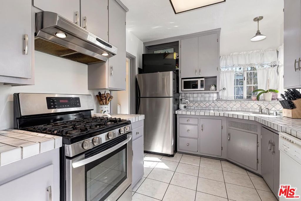 2218 S Genesee Avenue Property Photo 13