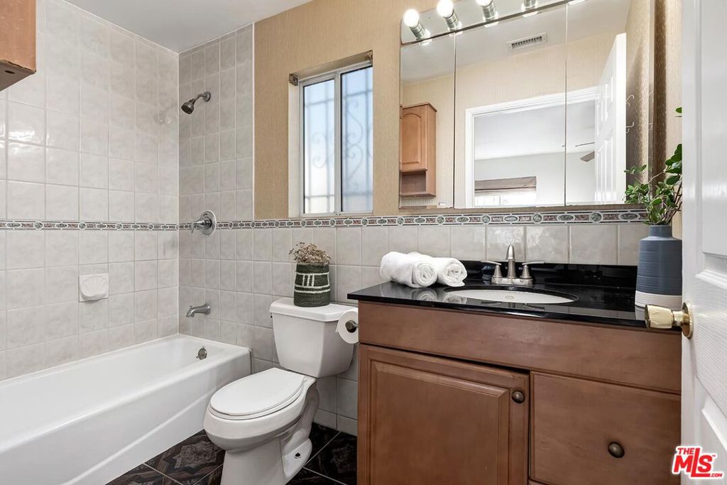 2218 S Genesee Avenue Property Photo 18