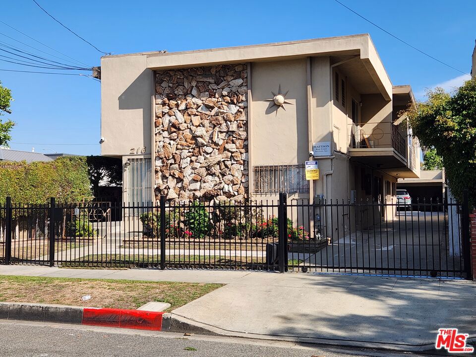 216 S Inglewood Avenue Property Photo 1