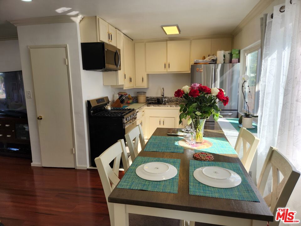216 S Inglewood Avenue Property Photo 5