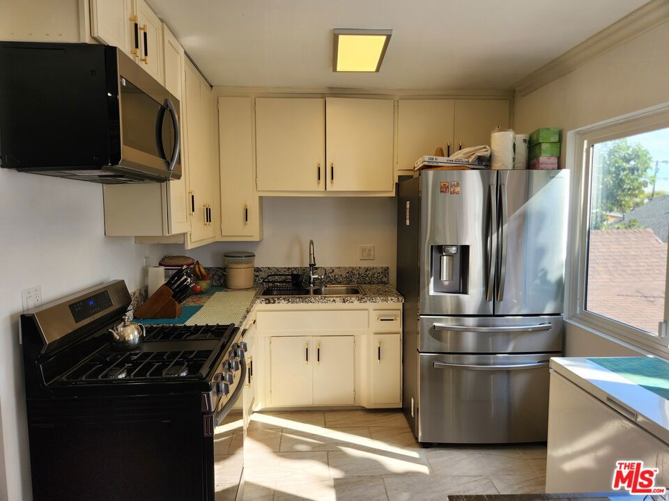 216 S Inglewood Avenue Property Photo 6